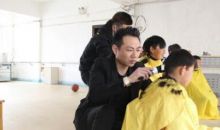 东乡有个暖心理发师 每个月都去福利院义务理发