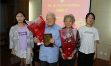 耄耋夫妻袜子穿破又补 却捐出百万积蓄做这件事